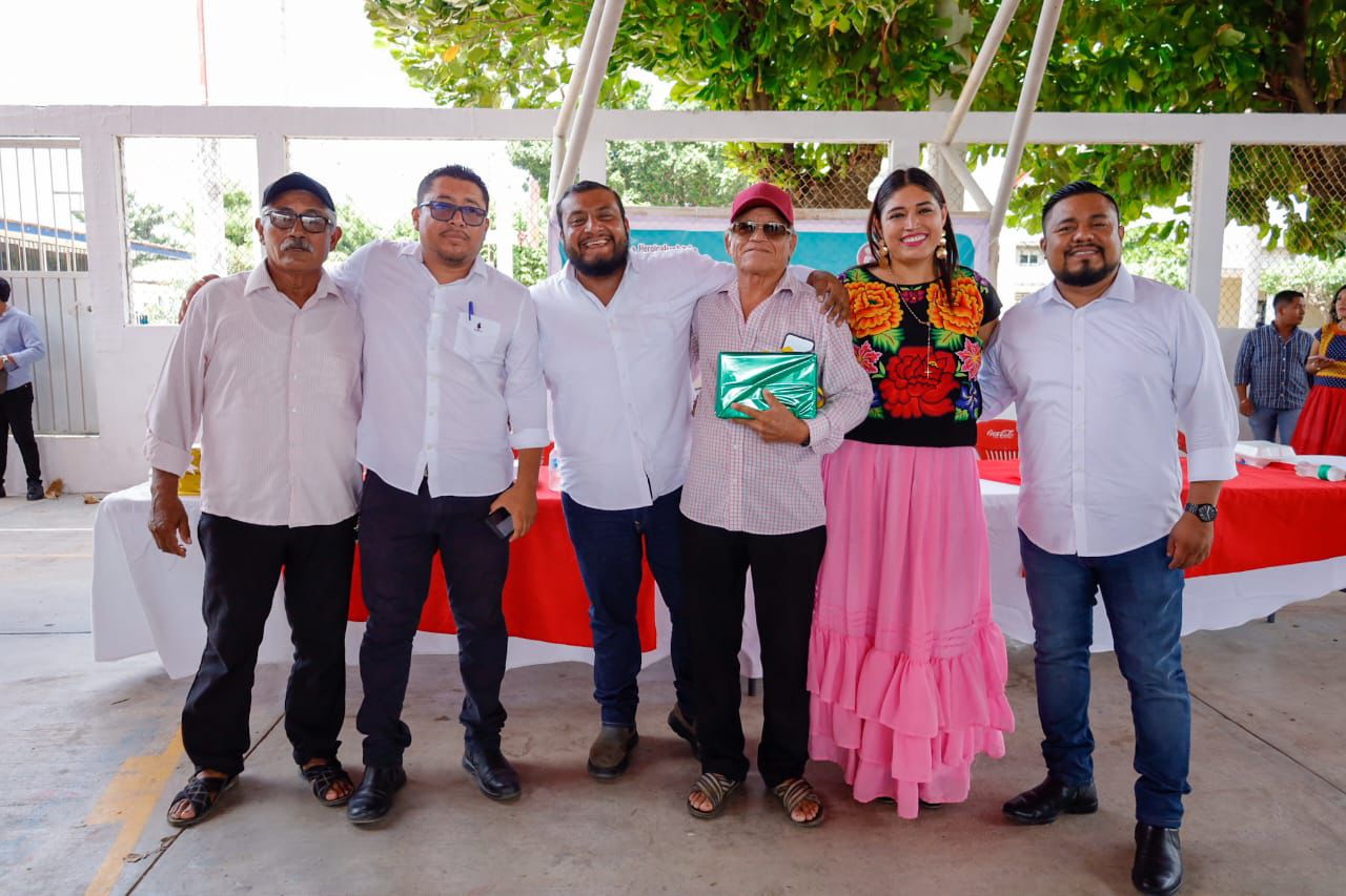 DIF Juchitán celebra a las abuelas y abuelos de Chicapa de Castro y reafirma compromiso con su bienestar