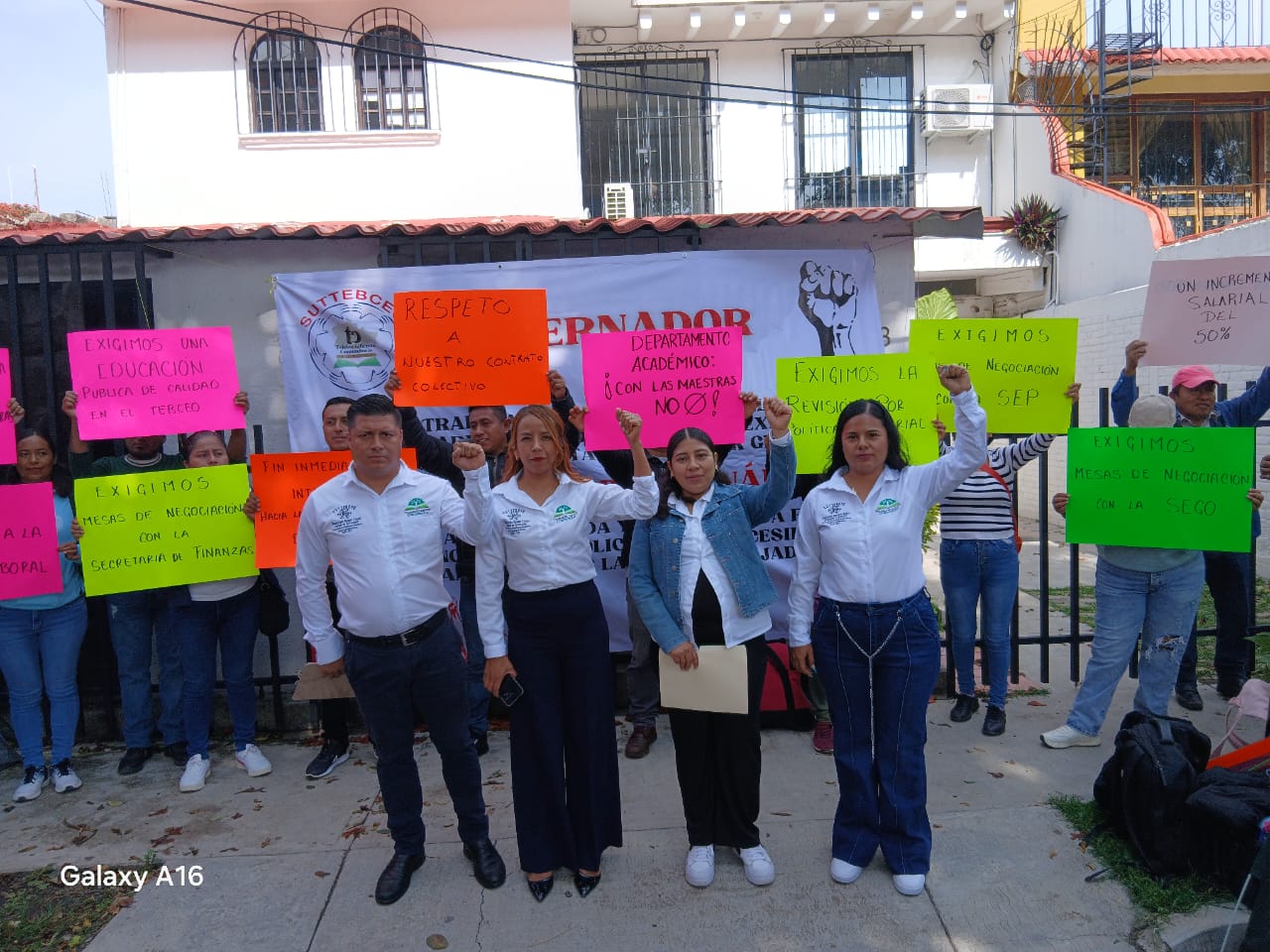 SUTTEBCEO protesta frente a las oficinas de la Dirección General del Telebachillerato Comunitario en Oaxaca