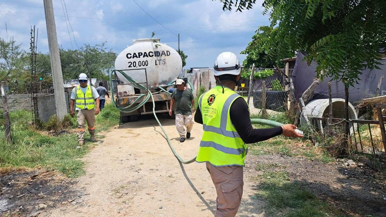 Con pipas, instruye Miguel Quetu el suministro de agua a colonias de La Ventosa, ante desabasto