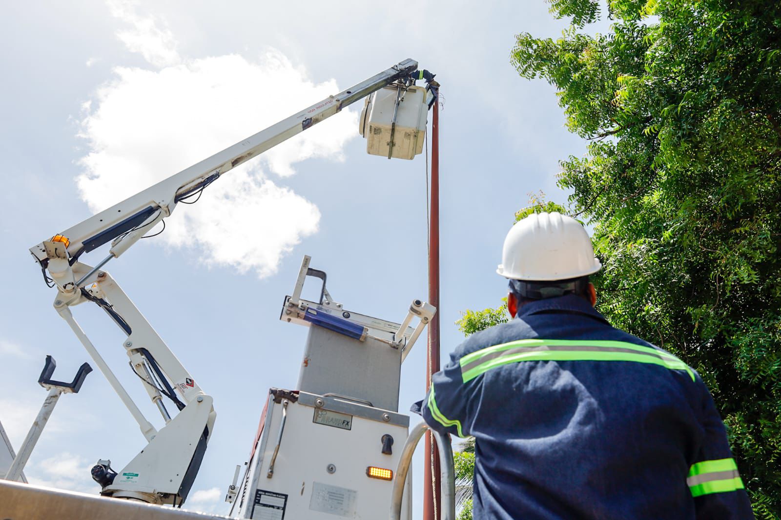 Gobierno juchiteco inicia la instalación de reflectores led en el campo “Calidra” para ampliar las horas de juego y convivencia