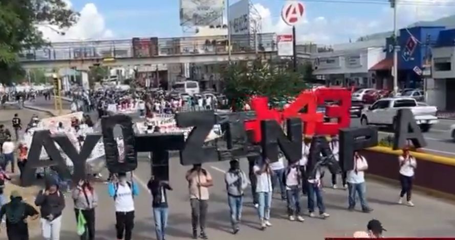 Con pintas y marcha, estudiantes de Oaxaca exigen verdad y justicia por normalistas de Ayotzinapa
