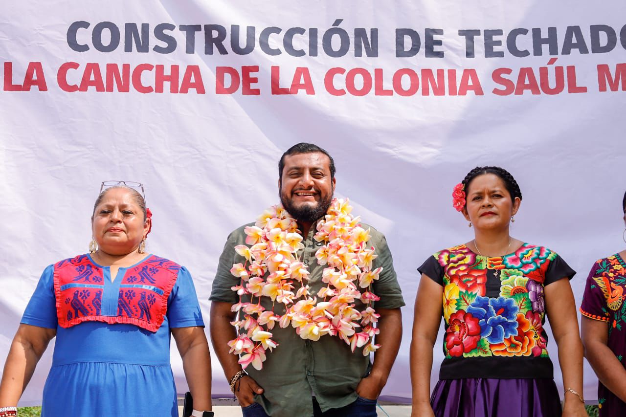 Avanza el mejoramiento de espacios en la ciudad: Miguel Quetu inicia construcción de techado en la colonia Saúl Martínez
