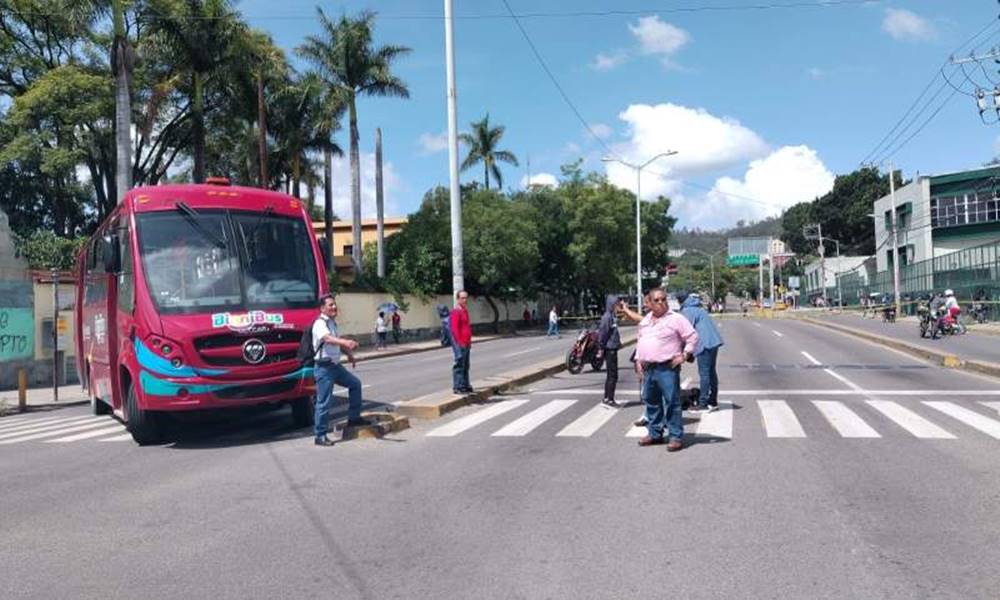 Maestros de la Sección 22 bloquean crucero de Fonapas en Oaxaca; exigen pagos y plazas. IEEPO asegura recursos disponibles