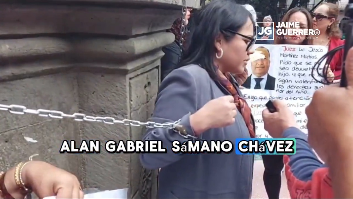 Madre oaxaqueña se encadena al kiosco del Zócalo para exigir custodia de su hijo autista y denuncia negligencia