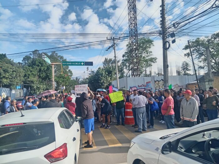 Protesta por cierre de vialidades alrededor del parque de beisbol