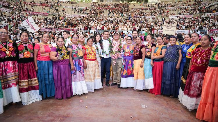 Crónica: Del Jarabe del Valle a la 4T: tres Senadores, una coreografía política en el Auditorio Guelaguetza