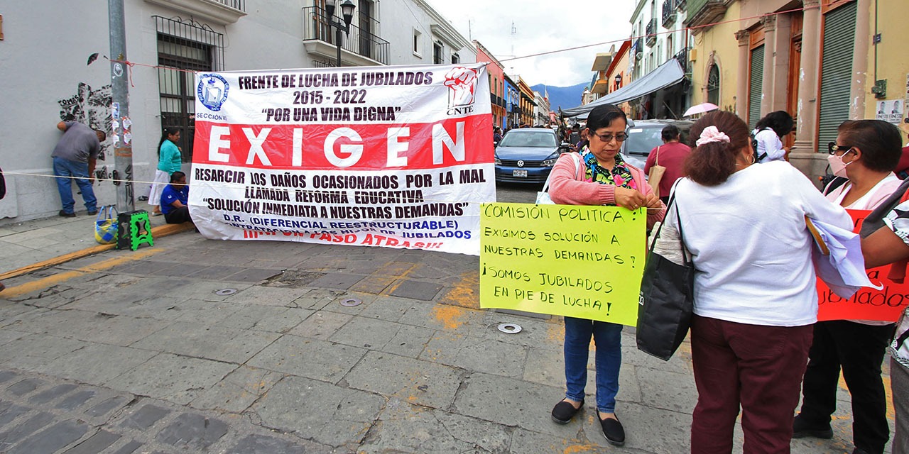 Jubilados de la Sección 22 toman edificio histórico de la CNTE en Oaxaca por bloqueo a la herencia de plazas laborales a sus hijos