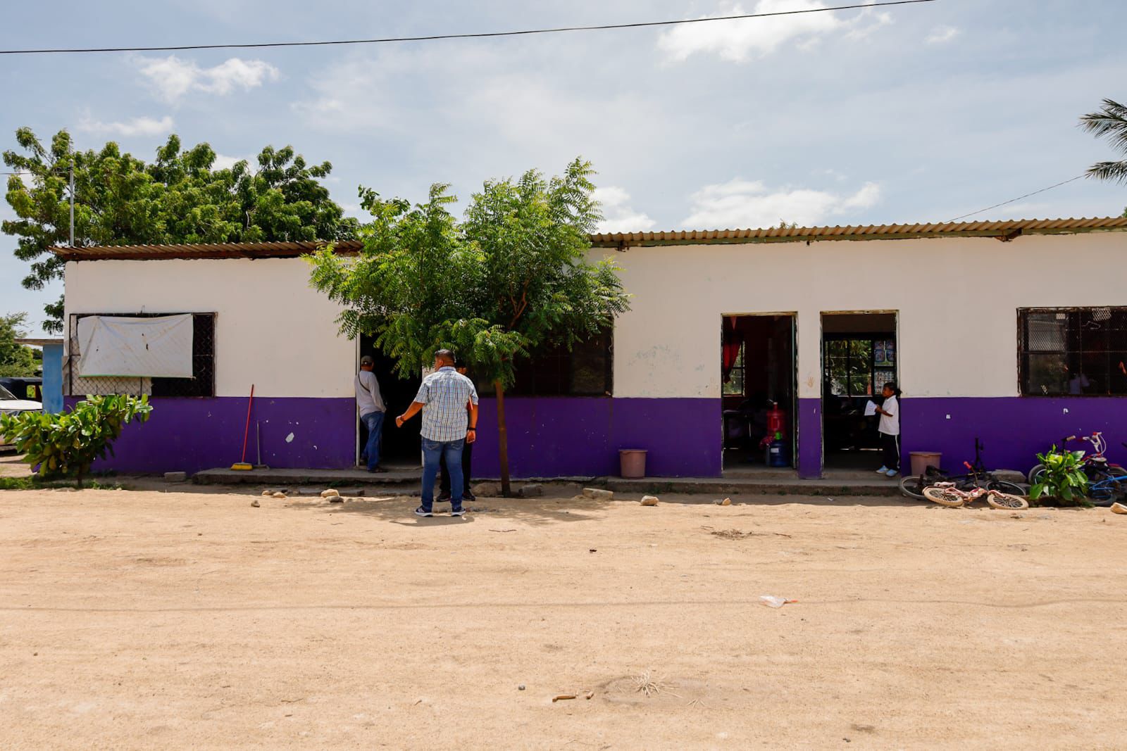 GOBIERNO JUCHITECO CUMPLE PETICIÓN DE REVESTIR EL CAMINO A LA ESCUELA CRISTÓBAL COLÓN