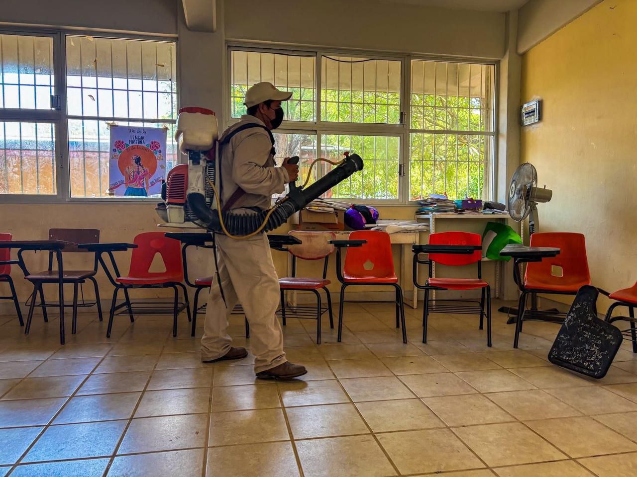 Gobierno juchiteco realiza jornada de fumigación en escuelas de Chicapa de Castro, para prevenir enfermedades