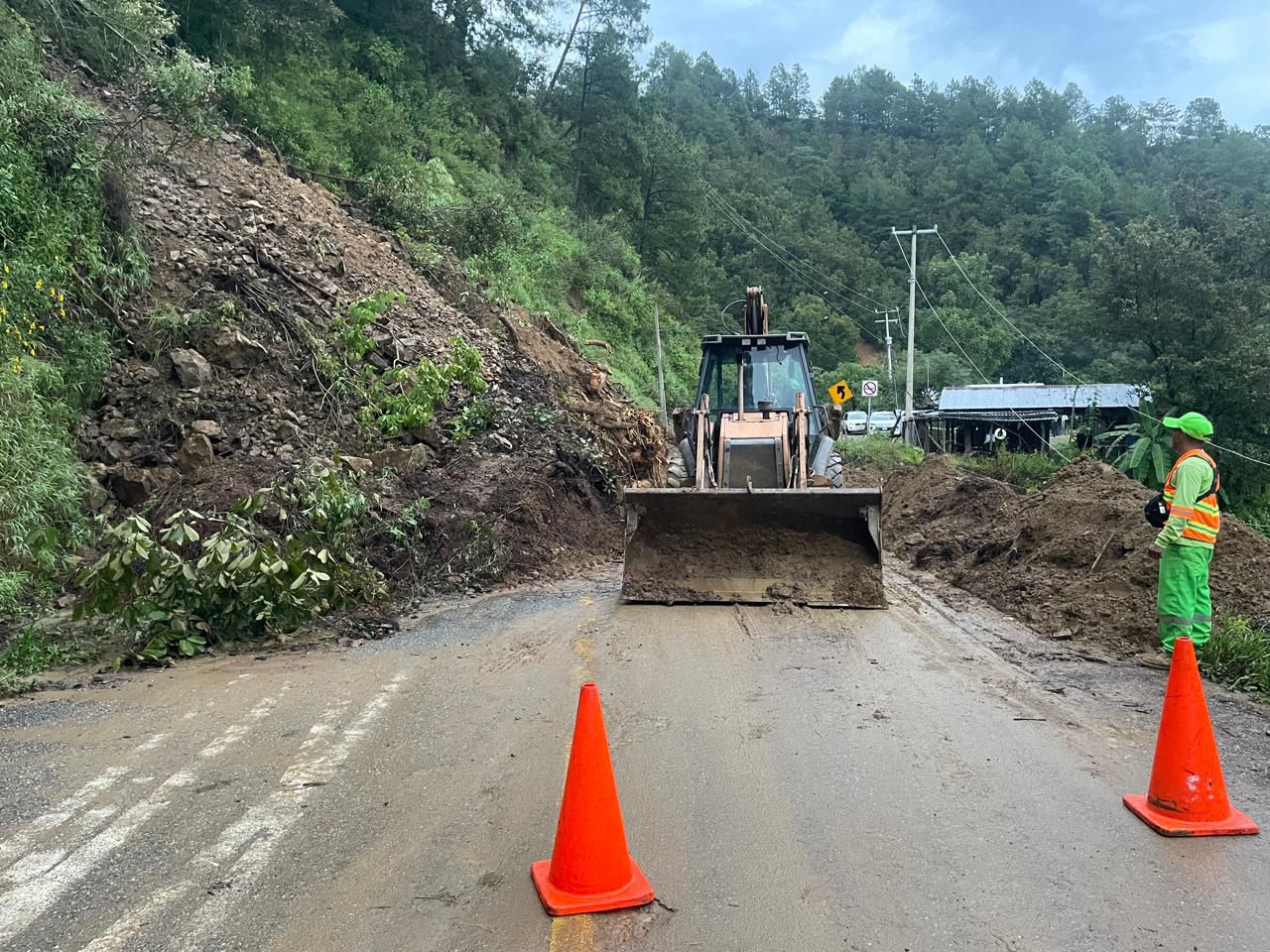 Atiende SICT derrumbes en carretera federal 175: San Mateo Río Hondo–Puerto Ángel