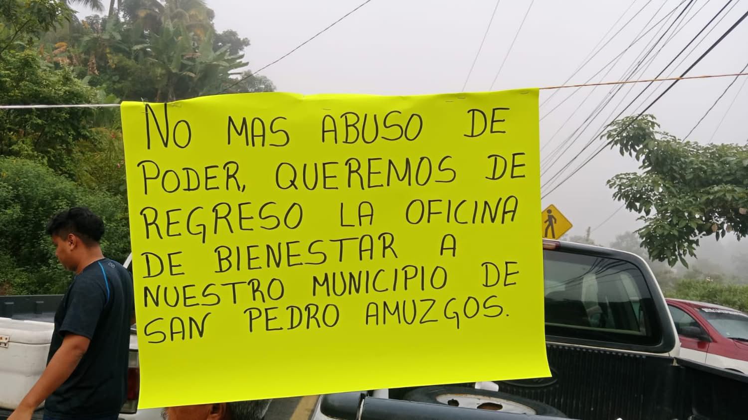 Con bloqueo carretero pueblo Amuzgo de Oaxaca denuncia actos de corrupción de servidores de la Nación y delegada de Bienestar