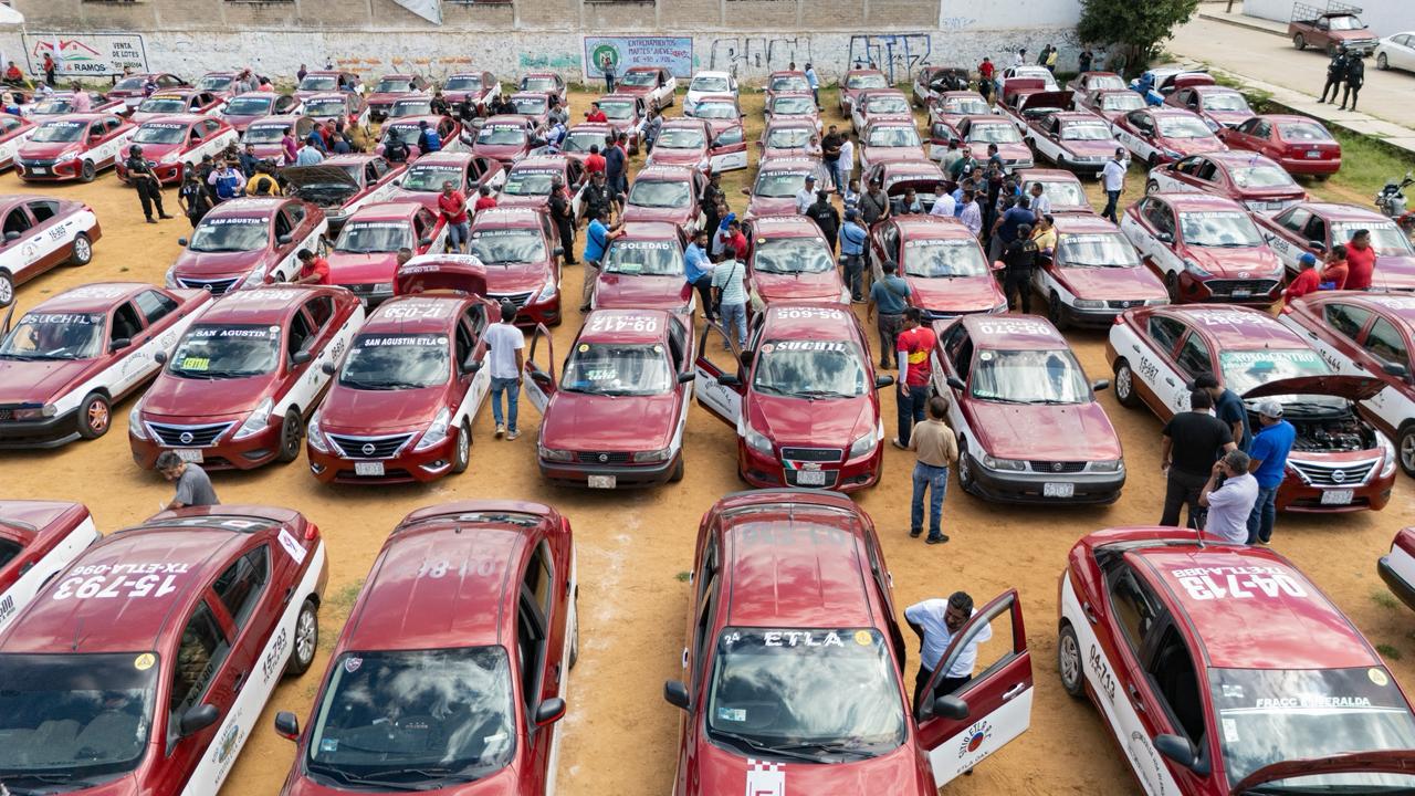 Continuan Semovi y Fiscalía más de 200 unidades de taxi en operativo conjunto en Oaxaca de Juárez