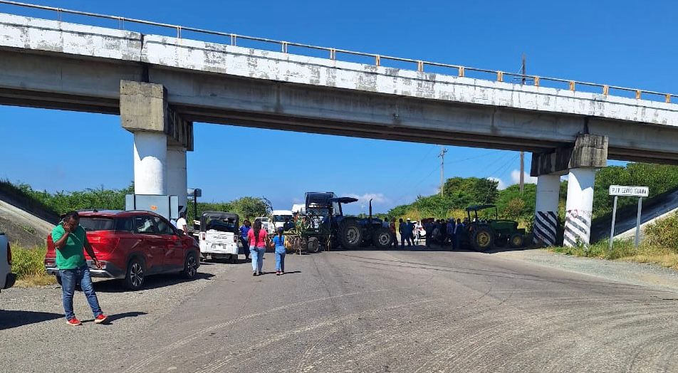 Productores del Istmo bloquean carretera ante precio injusto de maíz y sorgo