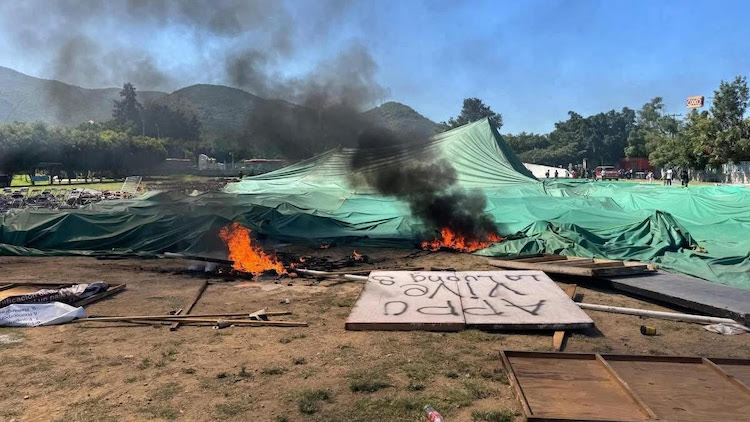Irrumpe Sección 22 en asamblea política de Ulises Ruiz, exgobernador de Oaxaca