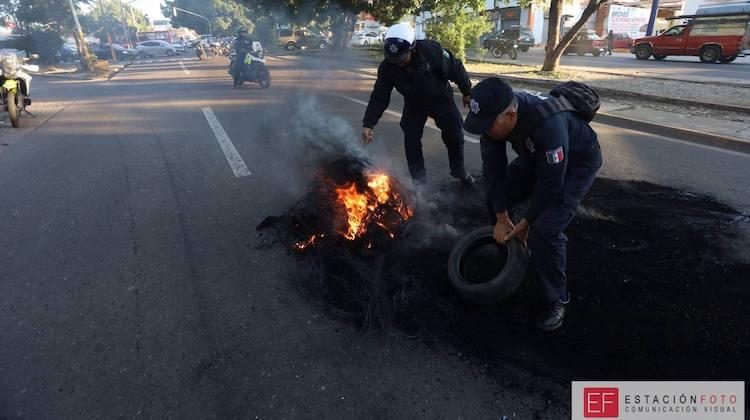 Vecinos de la colonia Morelos bloquean calles en Oaxaca en rechazo a tianguis ambulante
