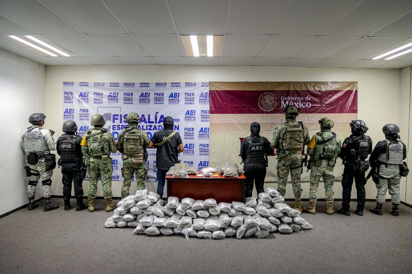 Detienen a dos y aseguran más de 100 kilogramos de drogas en operativo contra célula del “Comandante Cromo” en el Istmo: Fiscalía de Oaxaca