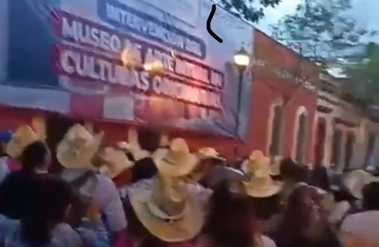 Golpes y empellones en marcha Sindical; disidentes y burócratas chocan en Oaxaca por el Día del Empleado