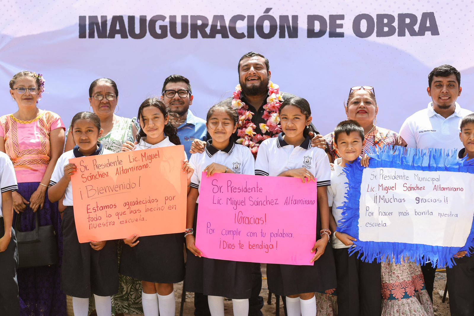 Miguel Quetu entrega aula, sanitarios y cisterna en la primaria Miguel Hidalgo, para beneficio de la niñez juchiteca