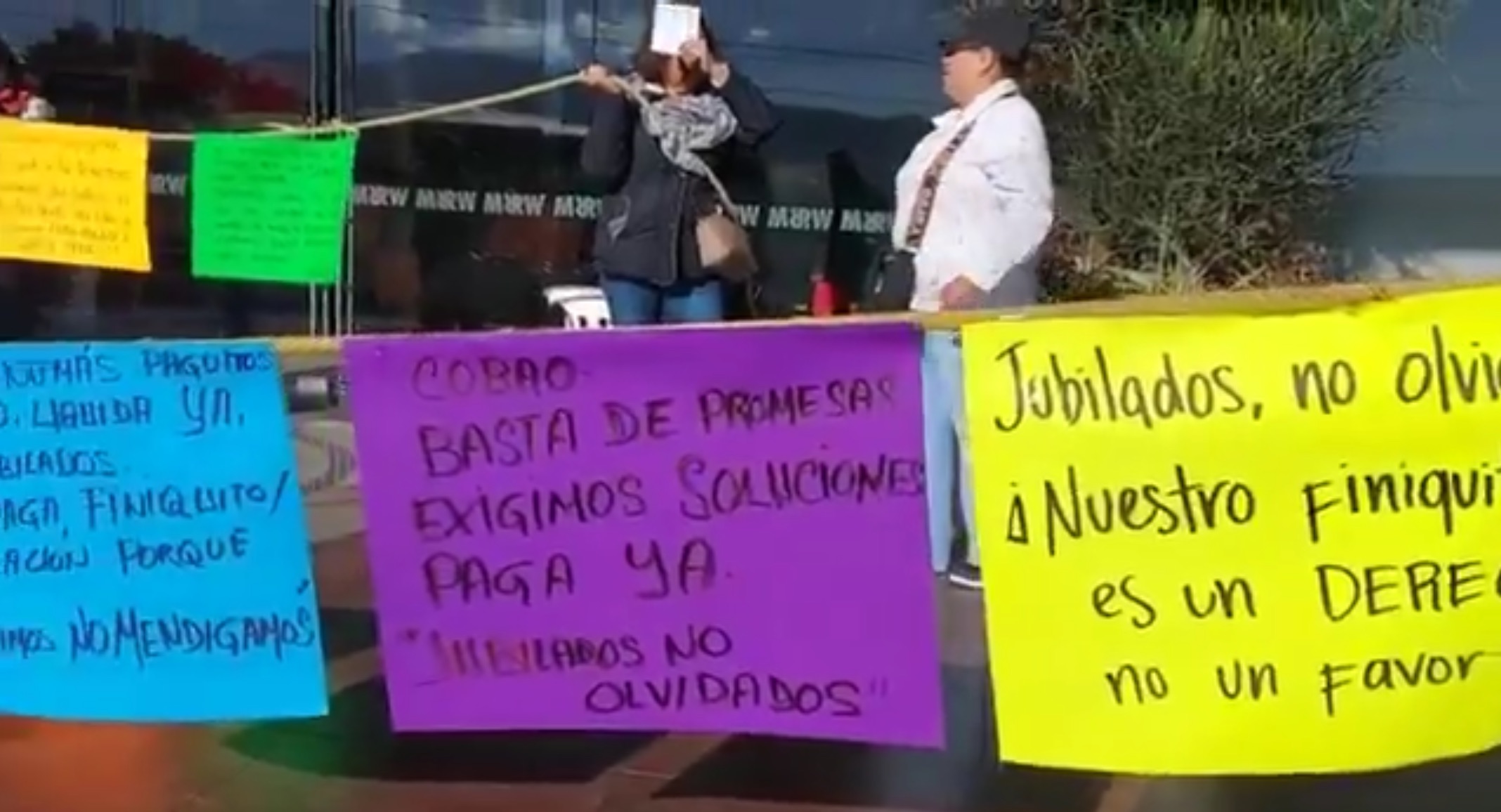 Jubilados del COBAO toman oficinas centrales en Oaxaca por adeudo de finiquitos: “No nos moveremos hasta que nos paguen”