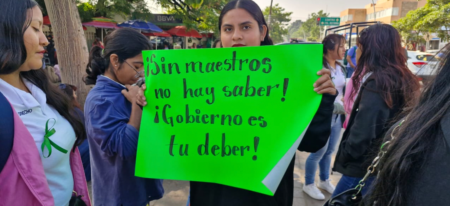 Docentes y estudiantes de Universidad Intercultural de Oaxaca marchan por reconocimiento oficial de carreras; sostienen enseñanza con recursos propios