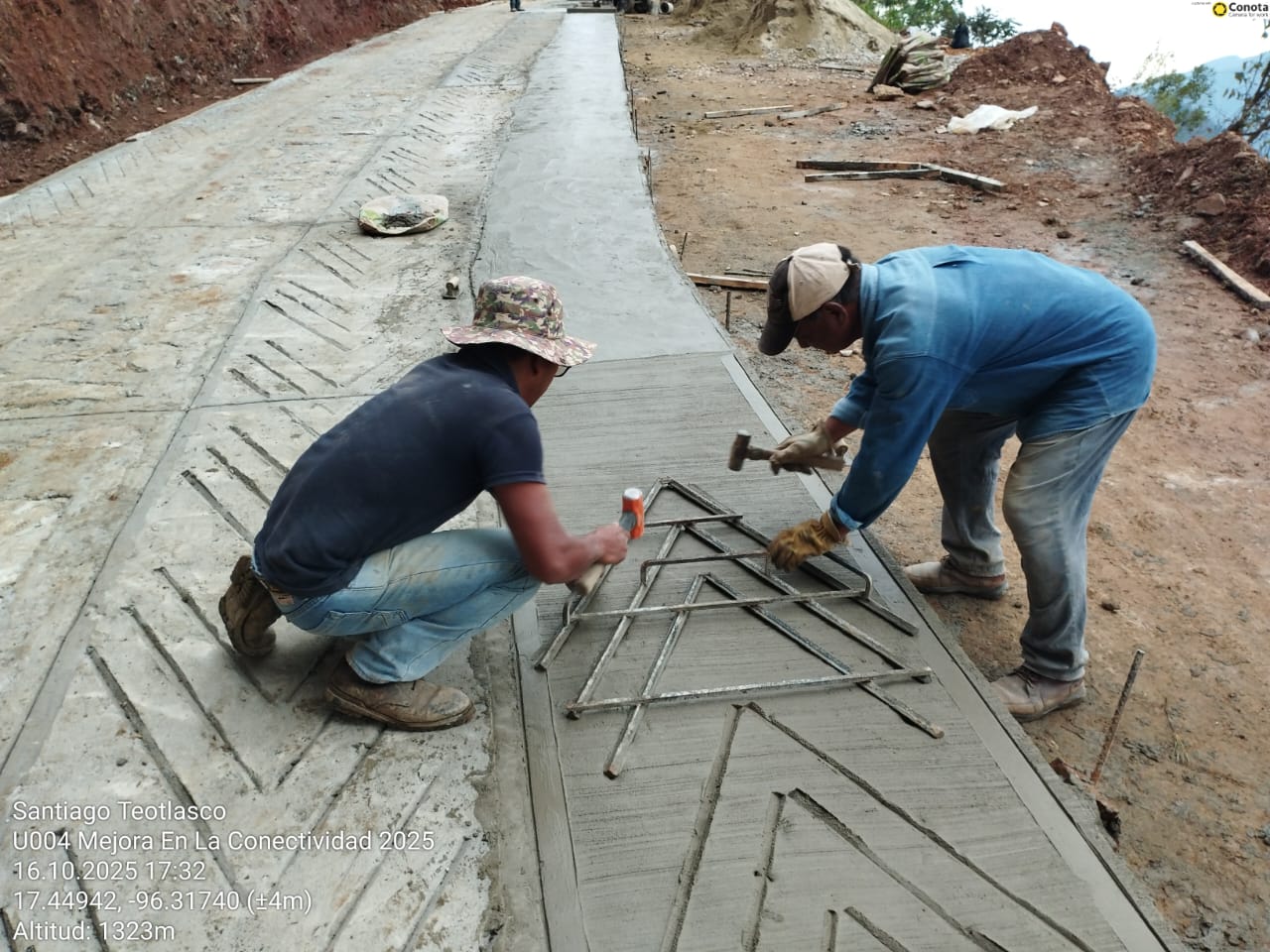 Manos oaxaqueñas transforman comunidades con la construcción de 16 caminos artesanales