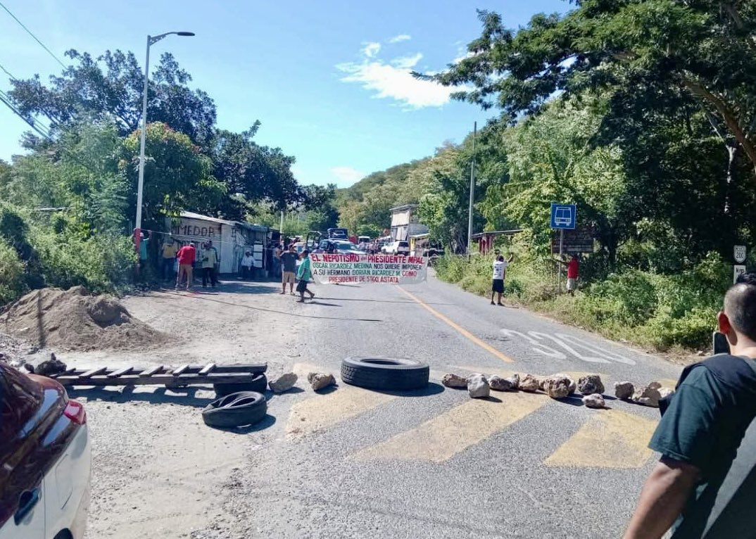 Persiste el bloqueo en la carretera federal 200 en Santiago Astata por rechazo a la imposición de Dorian Ricárdez
