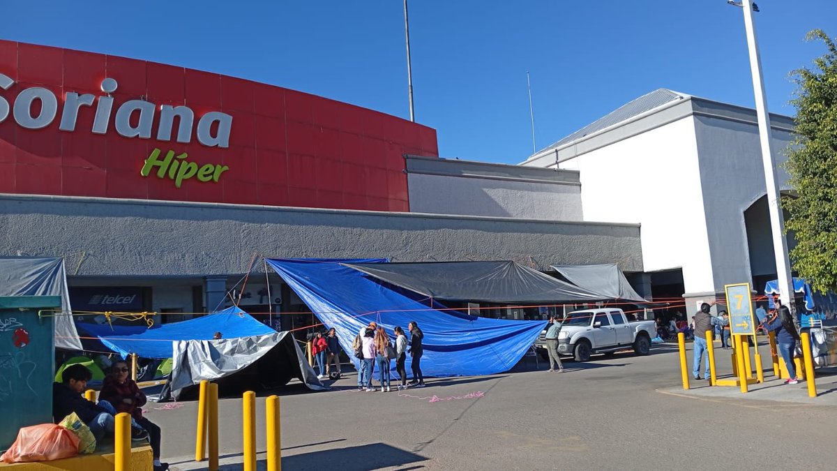 Maestros de Oaxaca intensifican bloqueos en centros comerciales durante segundo día de paro nacional, paralizando ventas en El Buen Fin