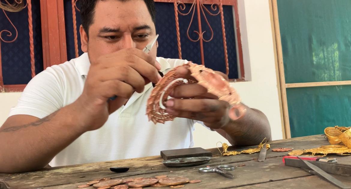 Noriel Matus Sánchez, el joyero zapoteca que comparte su arte para que jóvenes sigan su legado 