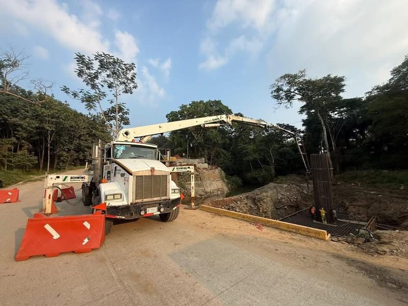 Anuncian cierre intermitente en carretera Tuxtepec-Oaxaca por colado de puente Arroyo Choapam