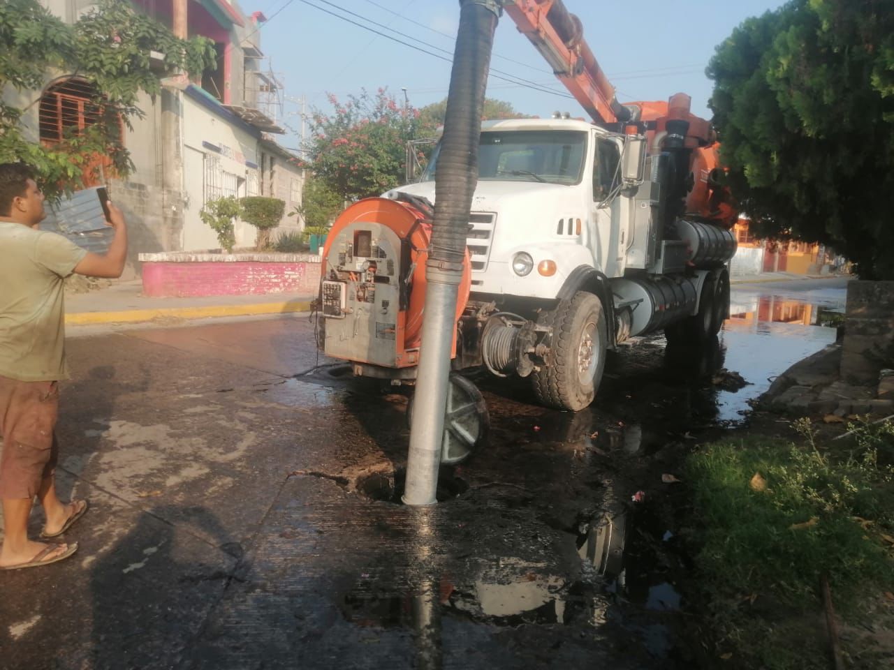 GOBIERNO DE JUCHITÁN REFUERZA ATENCIÓN EN ZONAS AFECTADAS POR EL DRENAJE COLAPSADO