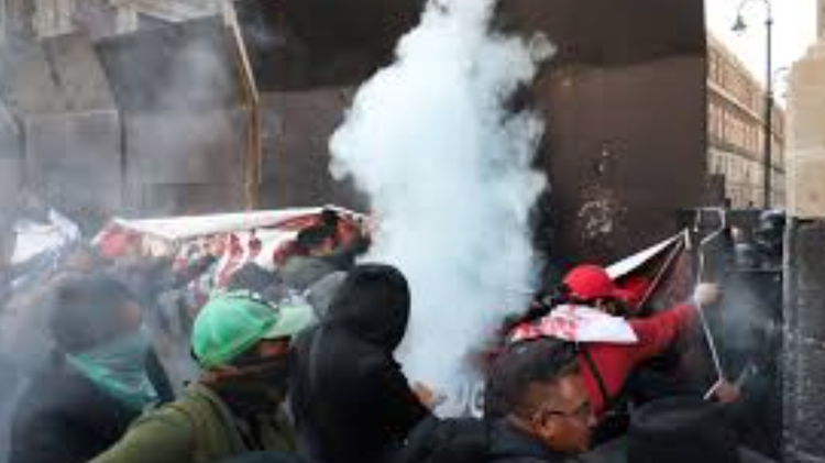 La CNTE protesta y crea caos afuera de Palacio Nacional para exigir mesa con Presidenta