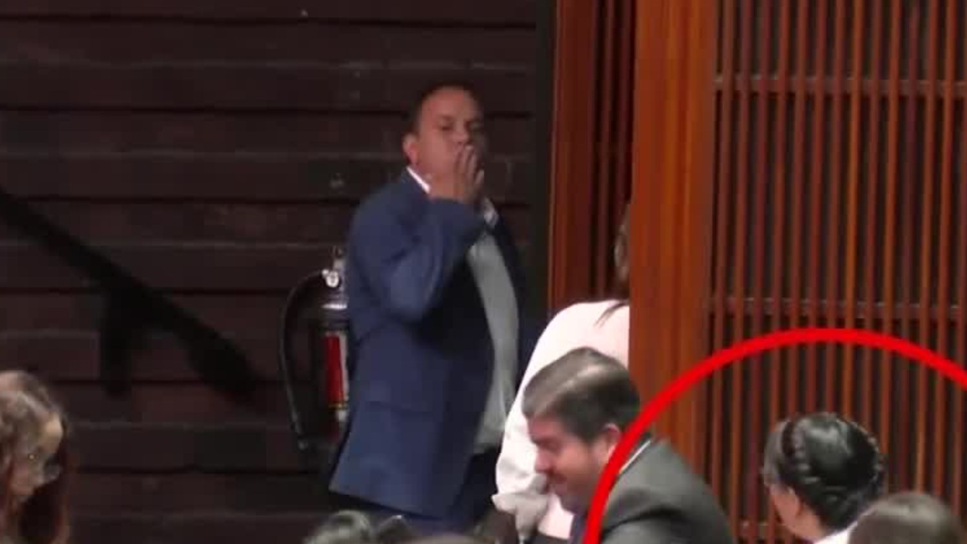 Denuncia contra Cuauhtémoc Blanco por violencia simbólica y beso en el Pleno