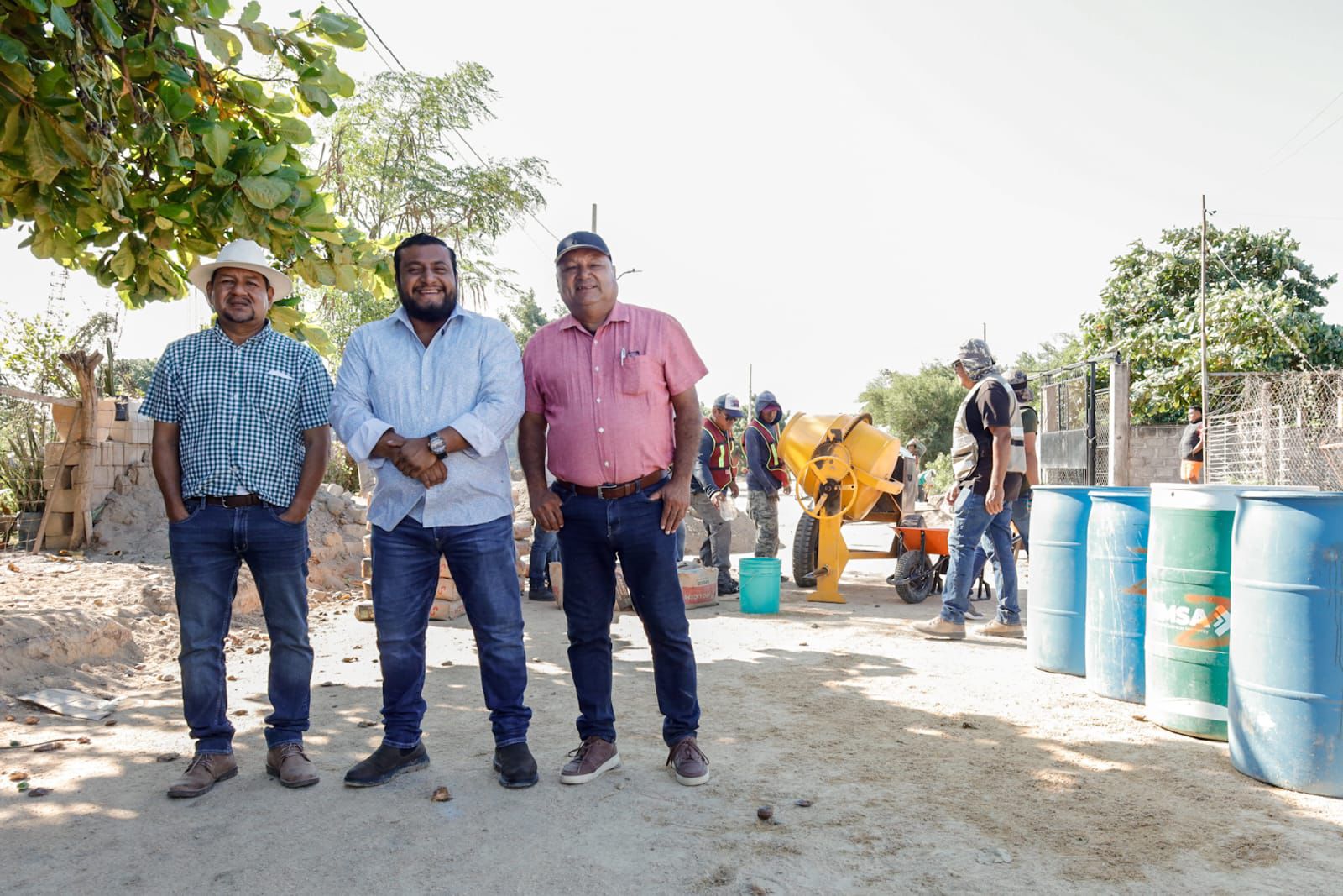 Familias de la calle Constitución comienzan a ver los avances de la pavimentación que les dará un camino digno
