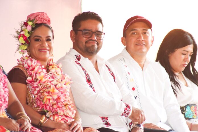 El diputado local sexista Oliver López se siente impune, al ser arropado por la presidenta de la Comisión de Equidad y Género del Congreso del Estado. A ver si al gobernador le hace caso. Imagen recuperada del Tercer Informe de Gobierno de Salomón Jara.