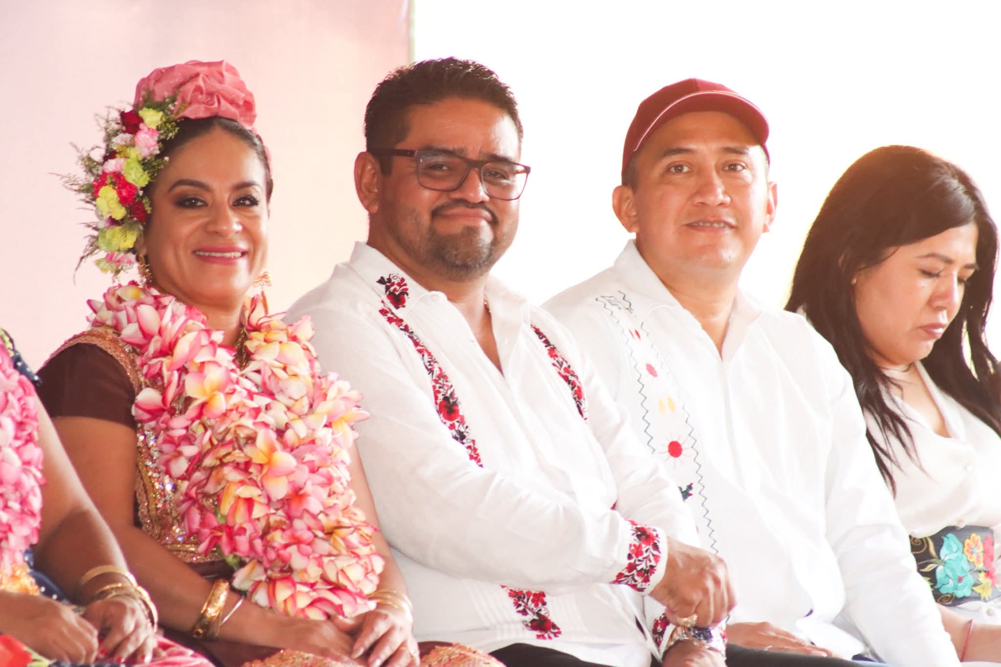 El diputado local sexista Oliver López se siente impune, al ser arropado por la presidenta de la Comisión de Equidad y Género del Congreso del Estado. A ver si al gobernador le hace caso. Imagen recuperada del Tercer Informe de Gobierno de Salomón Jara. 