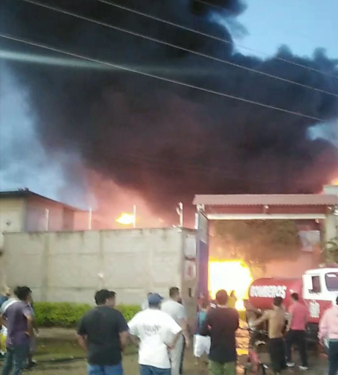 Incendio de bodega de plásticos genera alarma en Tehuantepec, Oaxaca