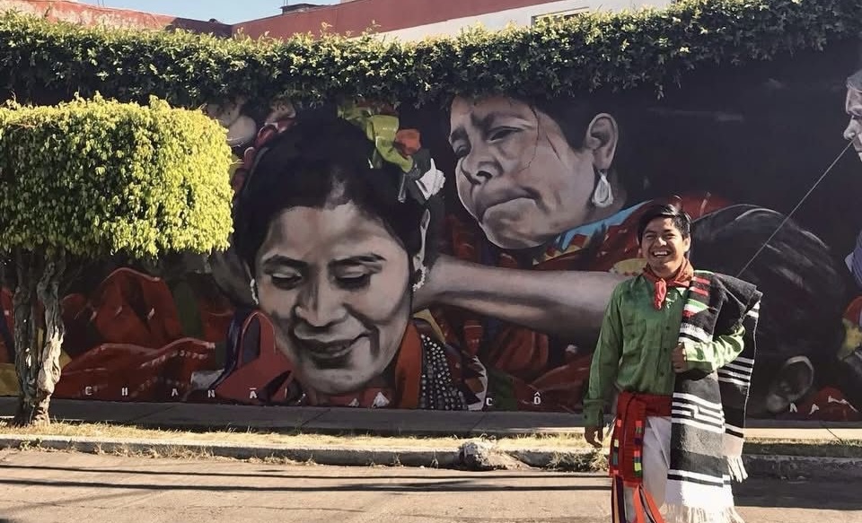 Por enfermedad, artista Triqui Joel Merino pone a la venta su acervo personal
