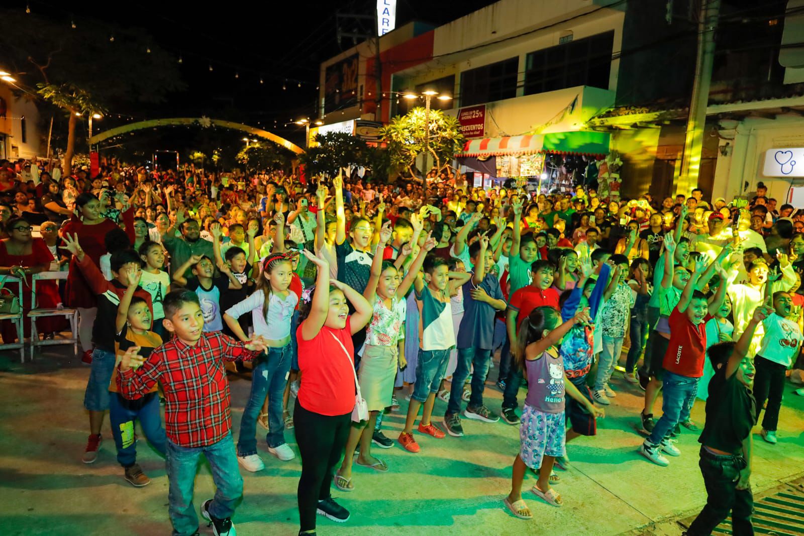 La magia de diciembre llega a Juchitán con el encendido de su árbol navideño