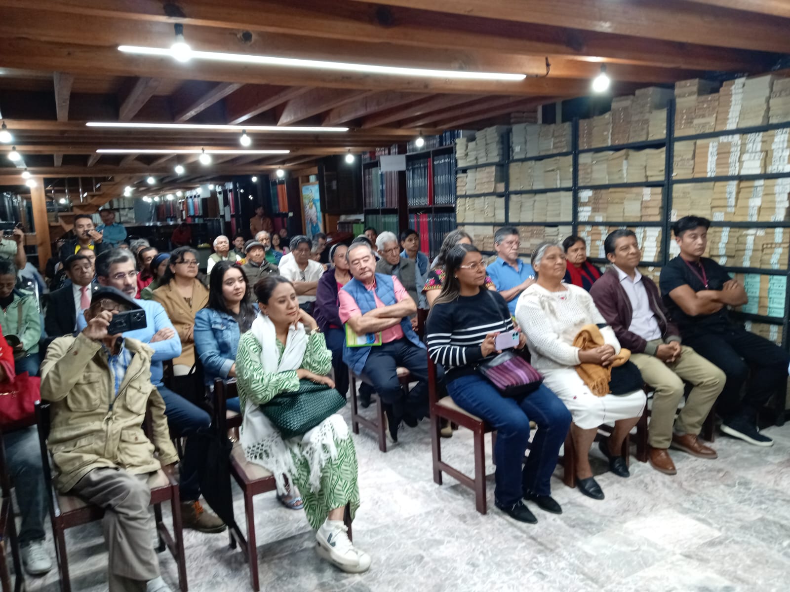 Presenta Don Leandro Hernández, libro homenaje a Mujeres Periodistas Oaxaqueñas