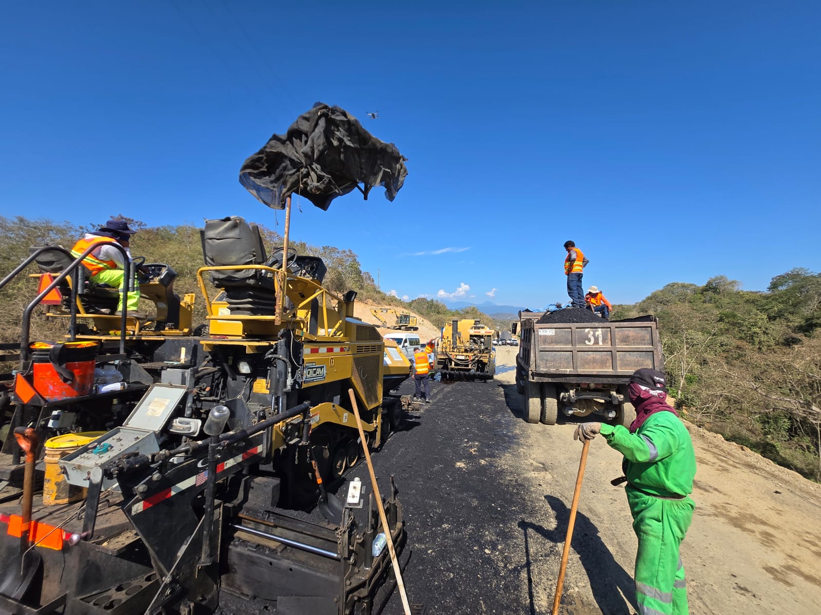 Supervisa titular de la SICT modernización de la carretera Pochutla-Huatulco.