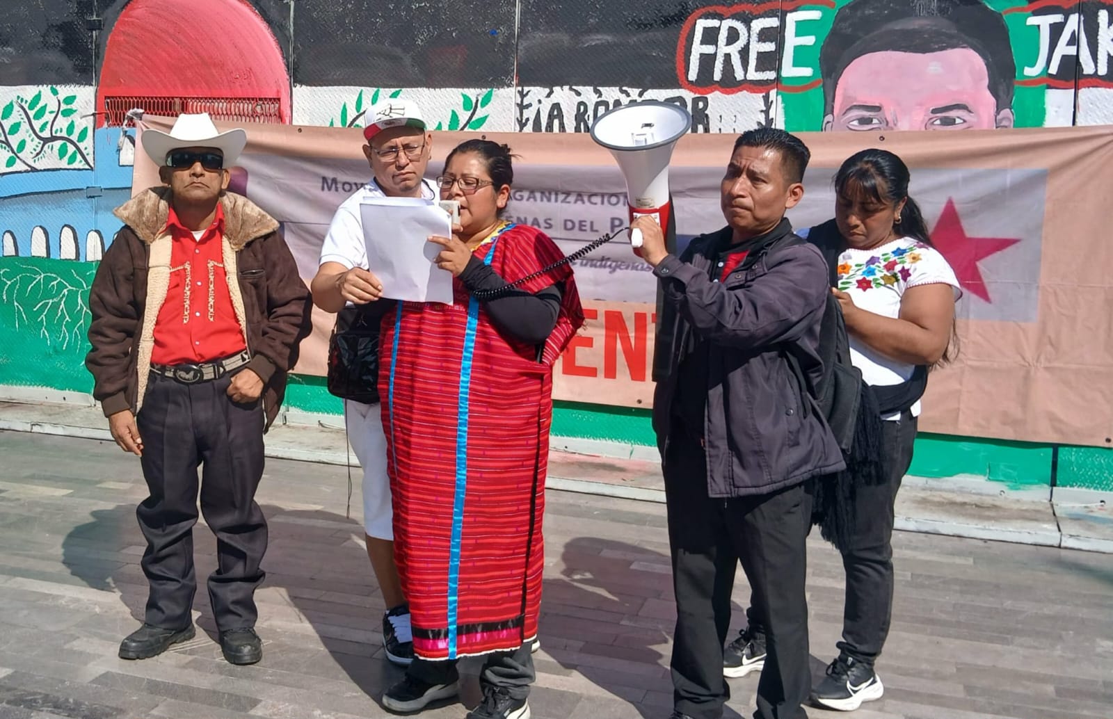 Exigen artesanas indígenas de la CDMX que gobierno de capitalino cumpla y les permita romería en Reforma este año.