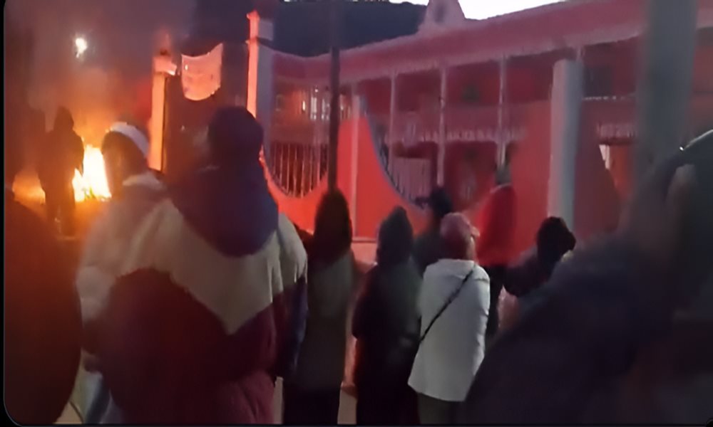 Pobladores de Santa María Apazco “sellaron” y protestan frente a Palacio Municipal para exigir anulación de elección; acusan fraude y opacidad
