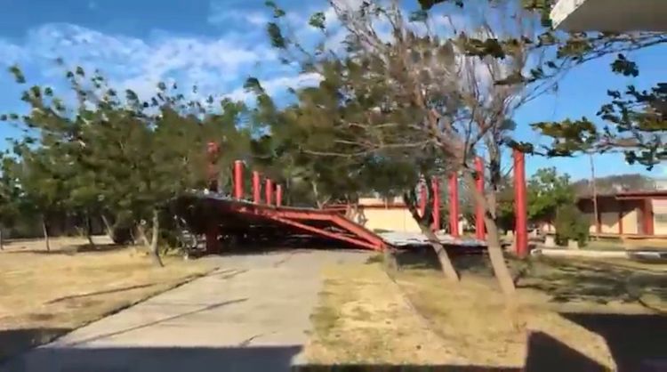 Fuertes vientos derriban domo escolar en La Ventosa, Oaxaca
