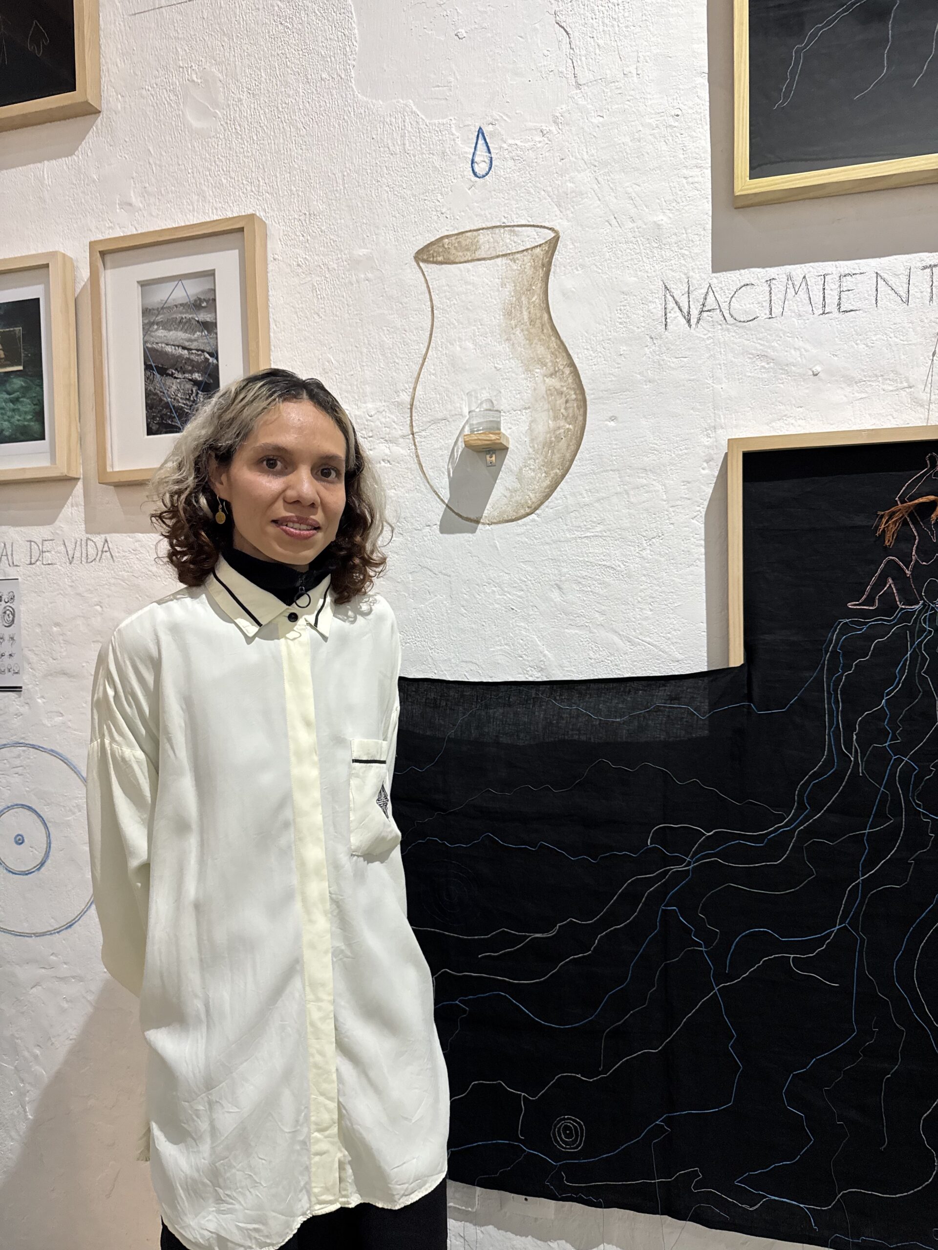 Despliega Coco Charles, con fotografía, textiles y objetos, el mapa de sus ancestros
