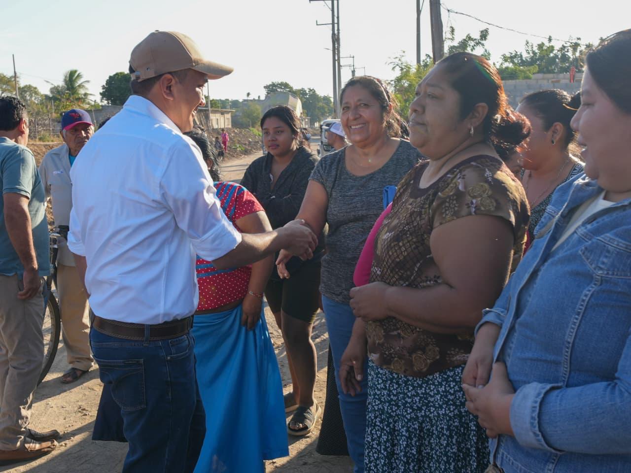 Platica Nino Morales, con sus paisanos de la Heroica Villa de San Blas Atempa