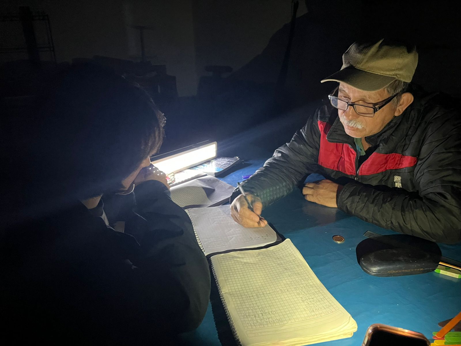 Por fuertes vientos en Oaxaca suspenden clases y vuelcan dos tráileres