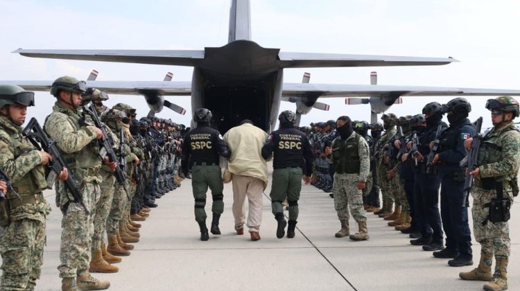 México traslada a 37 operadores criminales de alto impacto a Estados Unidos