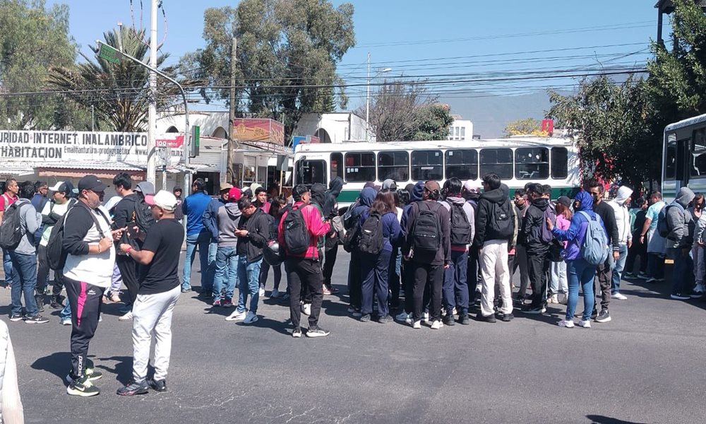 Caos vial en la capital de #Oaxaca por bloqueos de maestros que exigen pago de salarios adeudados