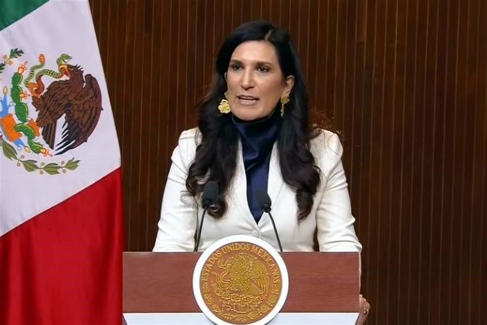 Kenia López Rabadán advierte contra regresiones electorales en aniversario de la Constitución