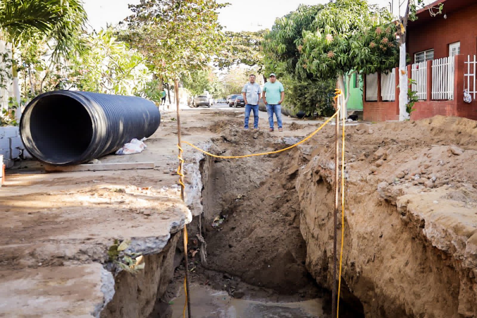 GOBIERNO JUCHITECO DA SEGUIMIENTO Y ATIENDE MÁS PUNTOS DEL DRENAJE COLAPSADO